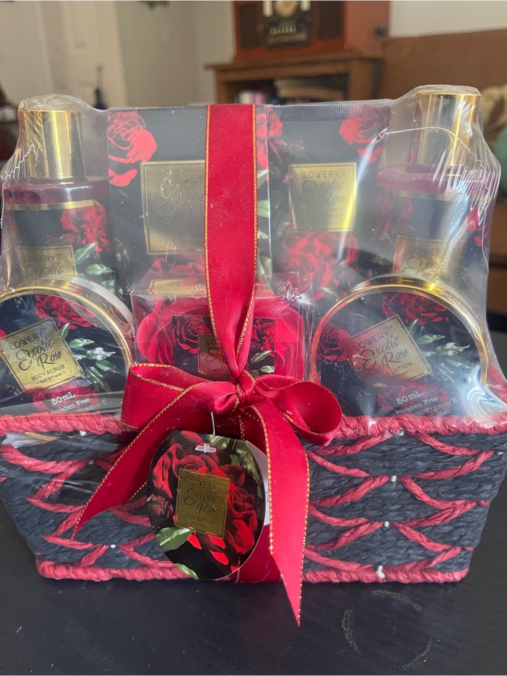 Luxurious Rose Bath & Body Gift Set - Red & Black